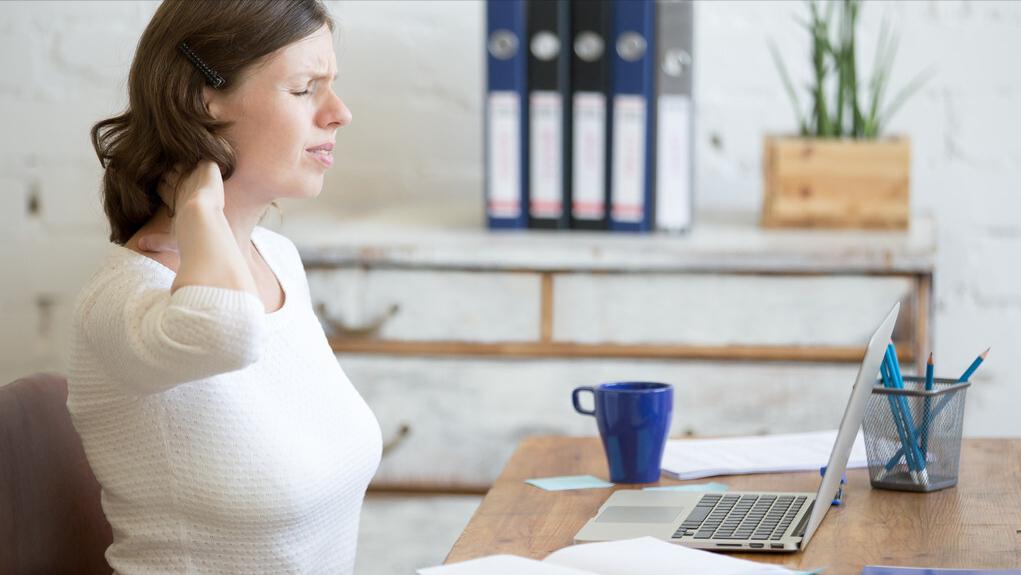 颈椎病做了手术为什么会肩膀疼,颈椎引起肩周疼痛是否用针扎