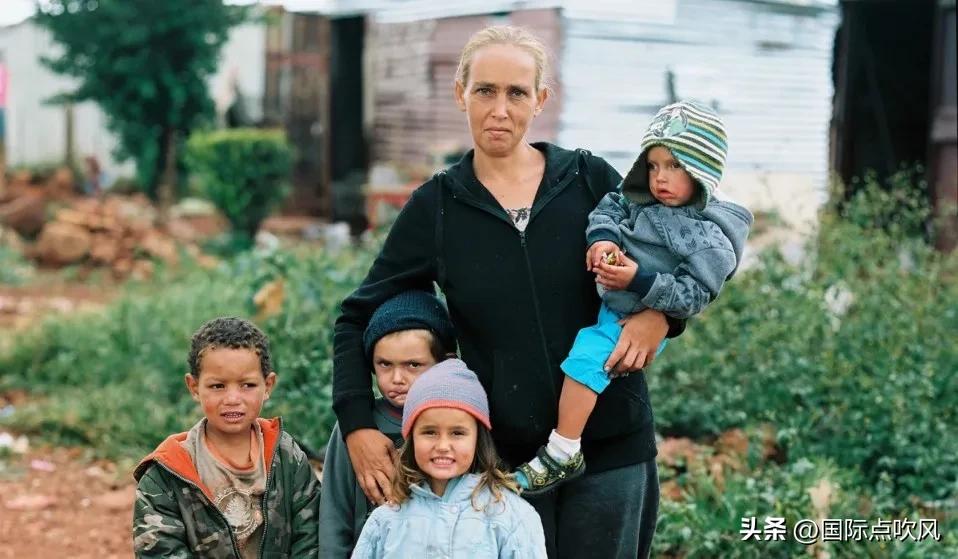 南非“黑白”地位大翻转，黑人翻身做主人，40万白人住贫民窟