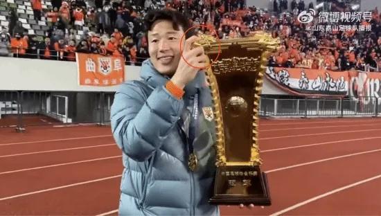 比起2035成为足球强国的目标，可能先把冠军奖杯做好更现实！