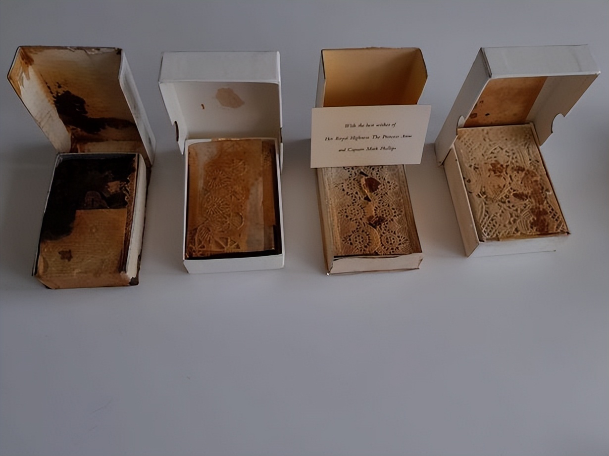 英国王室粉丝收集来自皇室婚礼的蛋糕