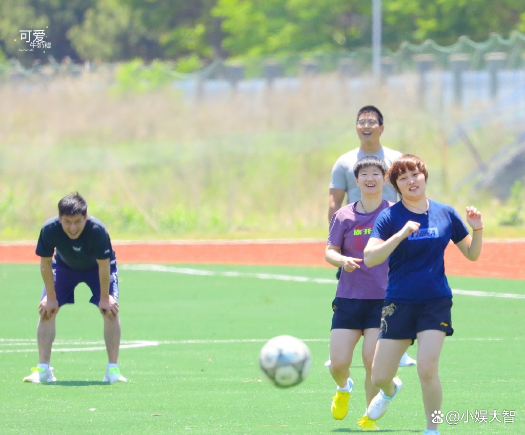 “贻定颖”组合开心踢足球，孙颖莎欢脱快乐，网友：太甜了