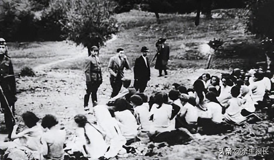 *光脱**犹太人女人衣服，集体*杀屠**，老照片再现变态的纳粹德国！