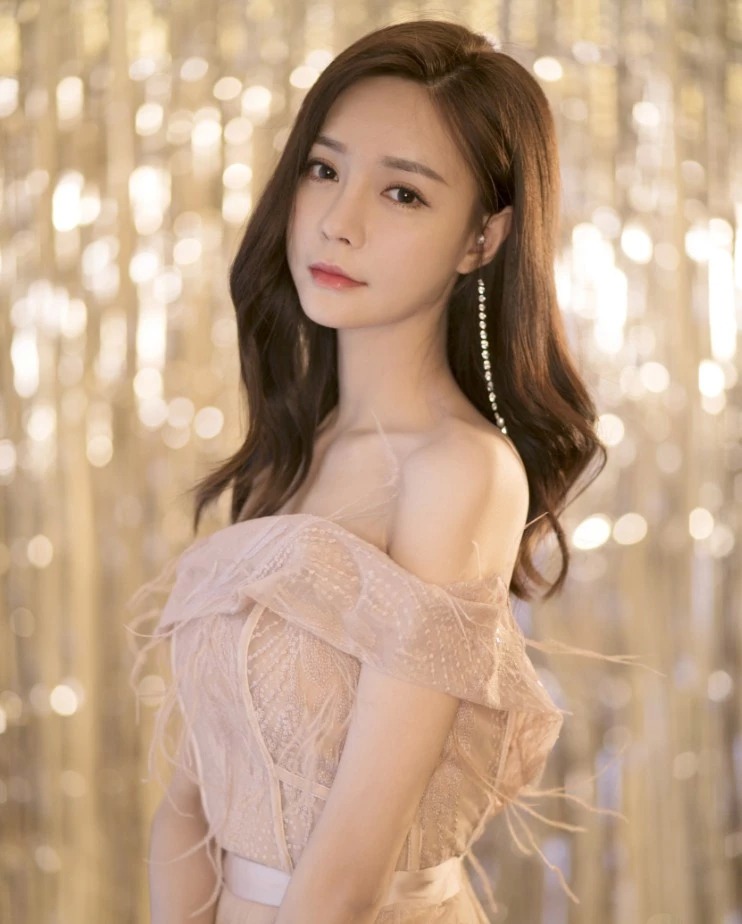 最有钱女明星刘亦菲,刘亦菲秀名贵翡翠大耳环