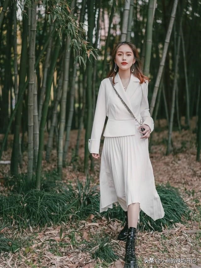 穿碎花连衣裙配什么样的鞋子好看,55岁女人穿黑色连衣裙配什么鞋子