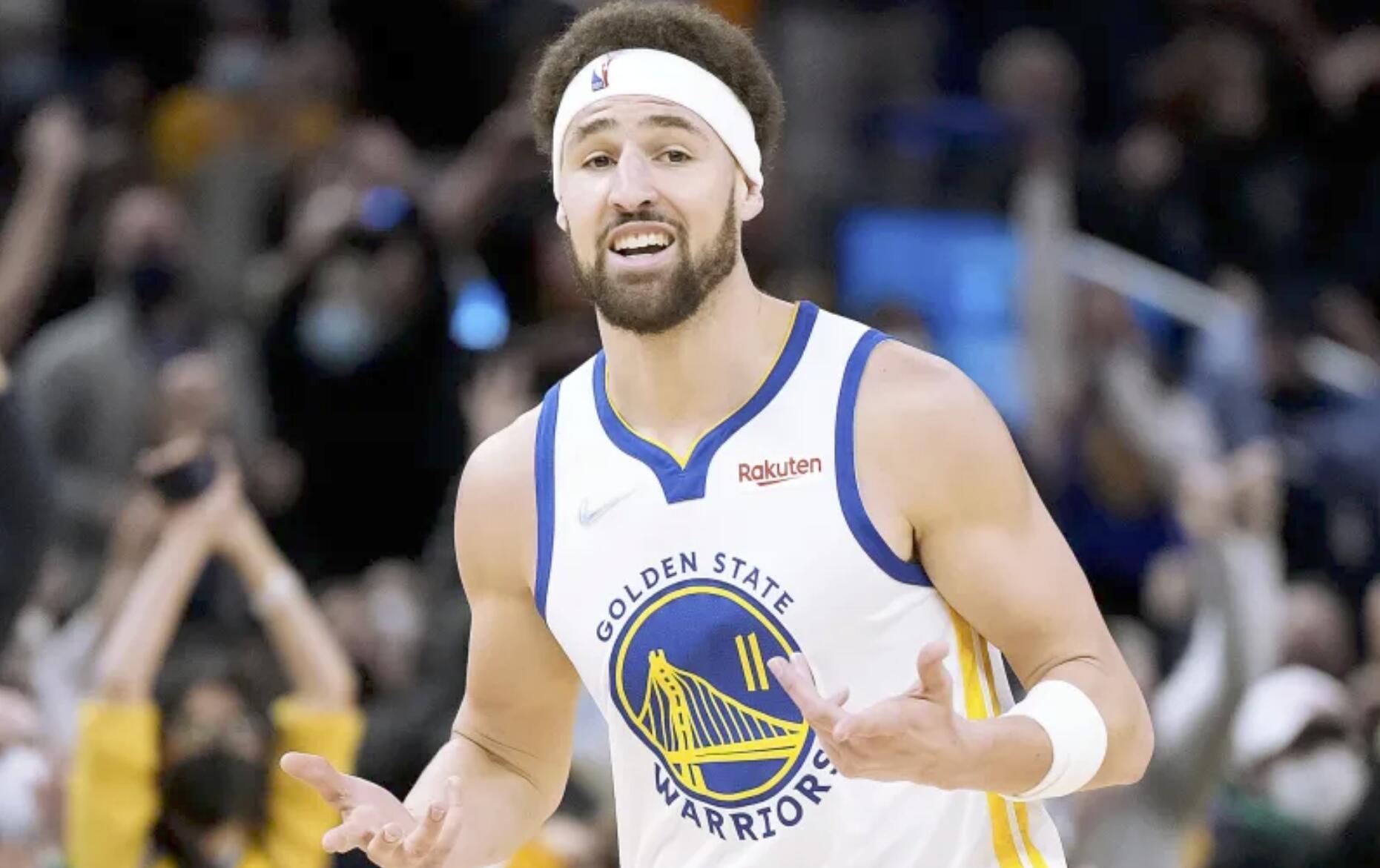 勇士逆转76汤普森,勇士vs国王库里庆祝克莱三分