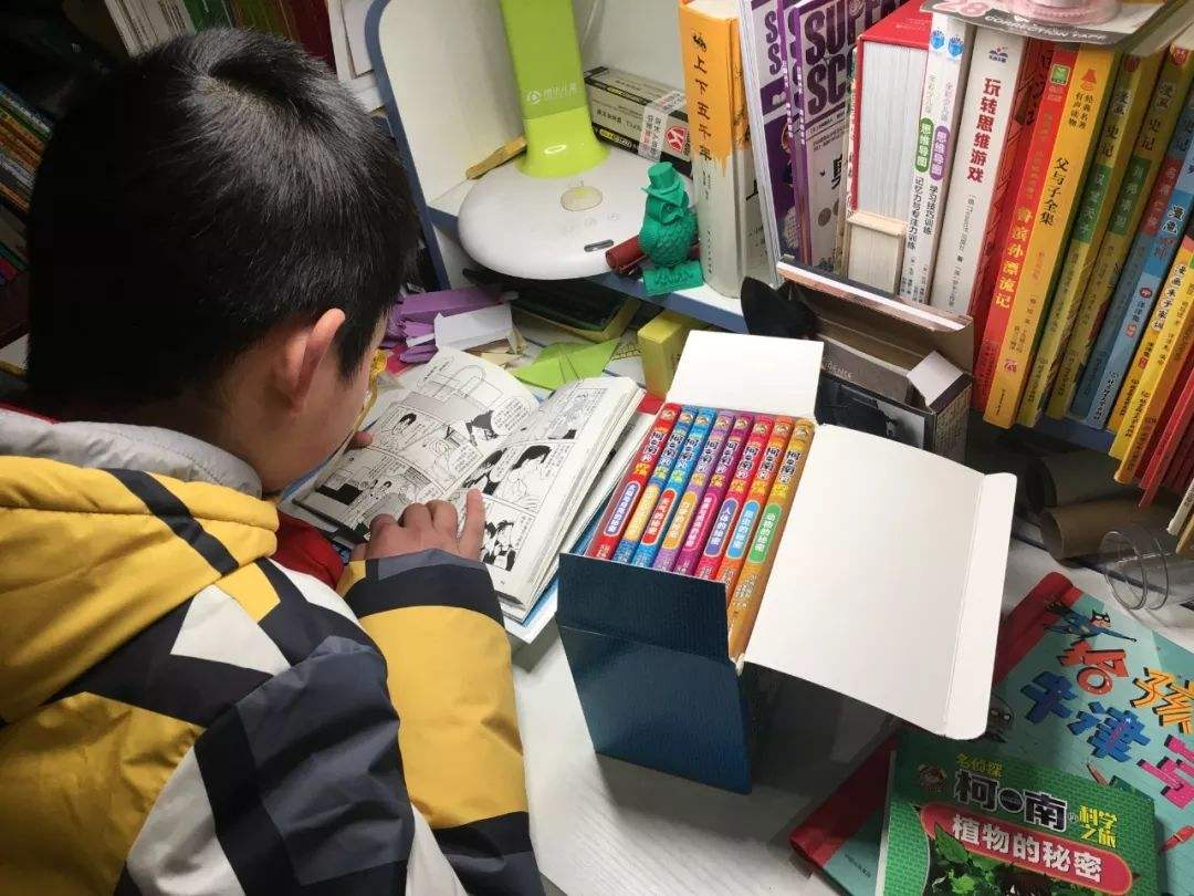 小学生看漫画书有什么坏处,小学孩子沉迷漫画应该怎么办