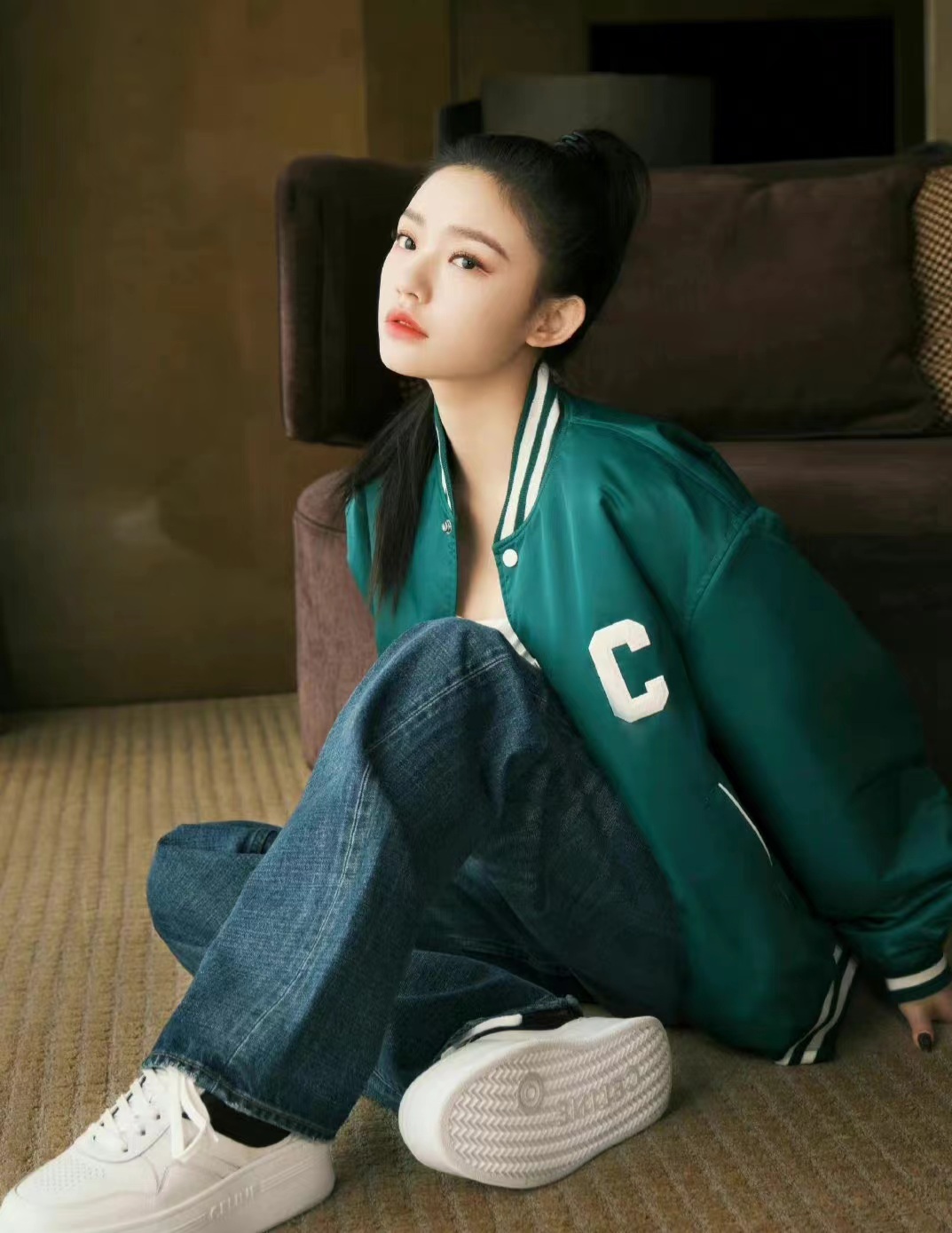 林允穿墨绿色棒球服配阔腿牛仔裤,充满活力录制《一往无前的蓝》