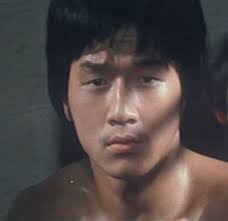 割完单眼皮就好事不断的6位港星，成龙脱胎换骨，甄子丹迅速起飞