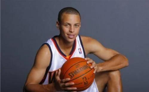 库里被低估纪录片多长,库里跌落神坛又重回巅峰的故事