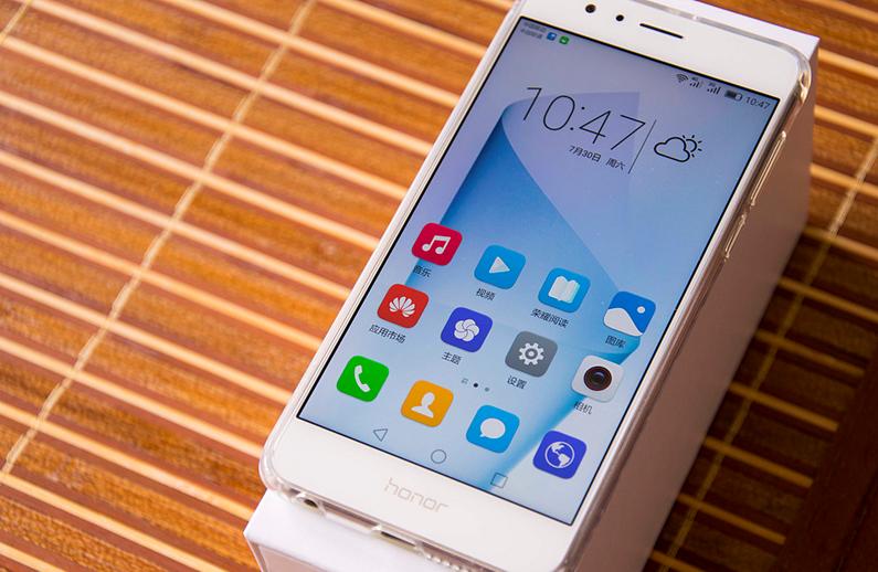 电子怀旧之旅（23）-“花漾”背板的先驱者-华为荣耀8