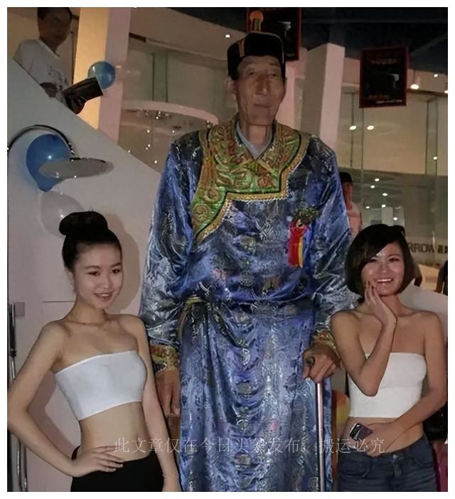中国第一巨人鲍喜顺真实身高6米,2.38米巨人鲍喜顺不听医生劝阻