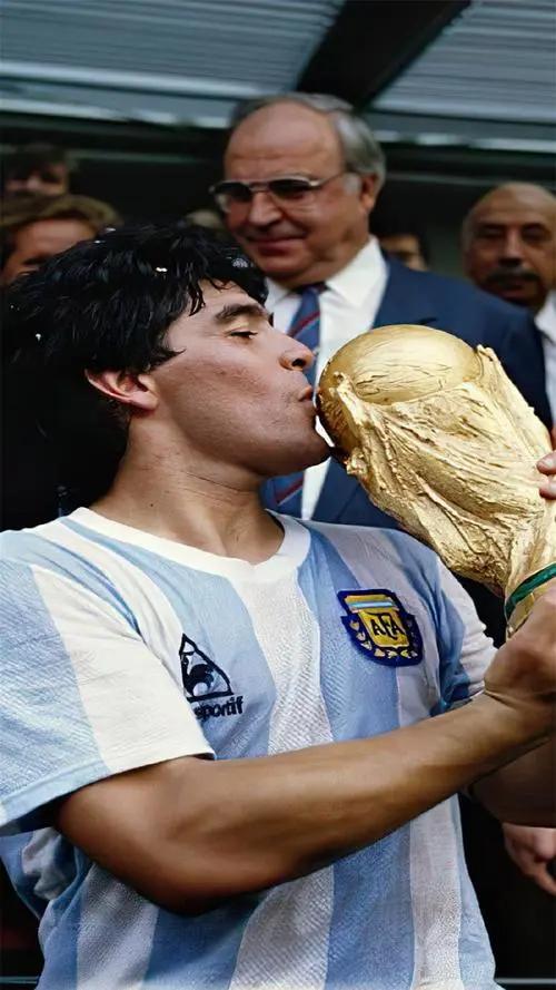 一只脚打遍天下，盘点足坛那些“单蹄马”球王领衔C罗队友上榜