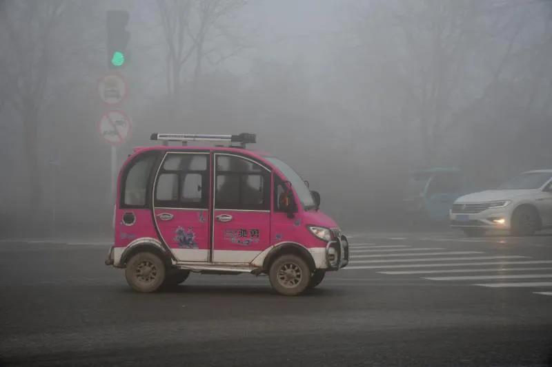 山东茌平：今晨大雾迷漫“鲁西小城路上行车都亮起了雾灯