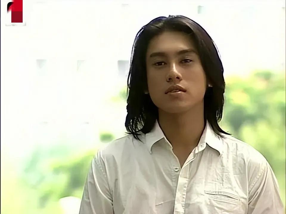 明明很帅自己却觉得很丑,明明很帅却打扮很丑