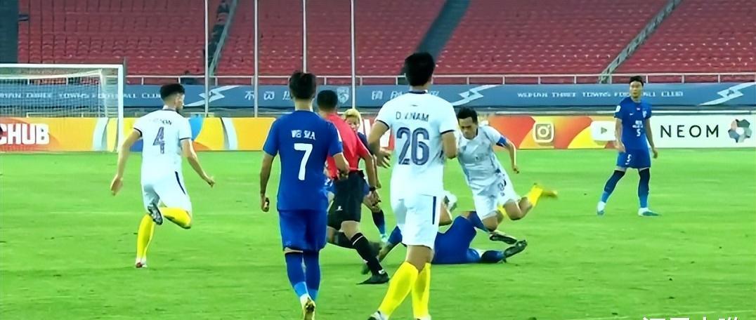 进攻乏力！高准翼险“被废”，越南球员上演少林足球，被红牌罚下