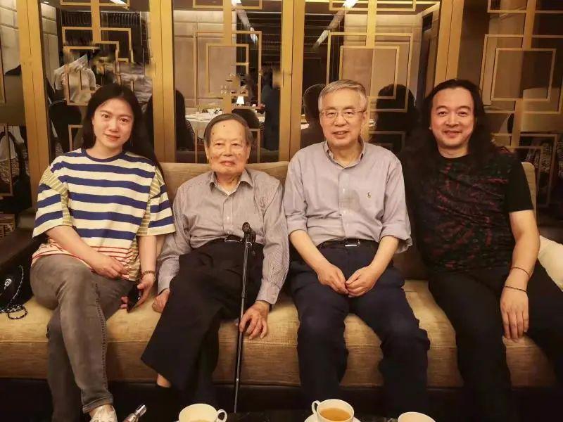 杨振宁100岁与翁帆合影近照,杨振宁和翁帆的亲密照