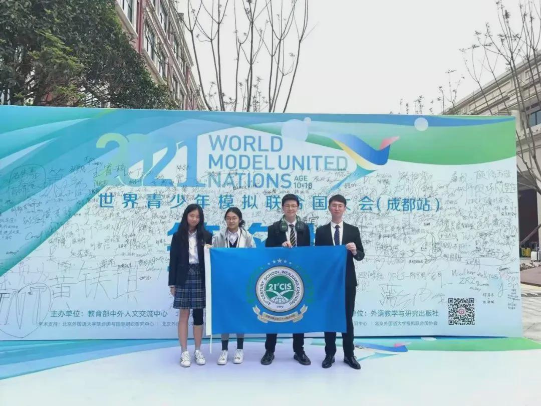 拿奖到手软的学生,拿奖状拿到手软