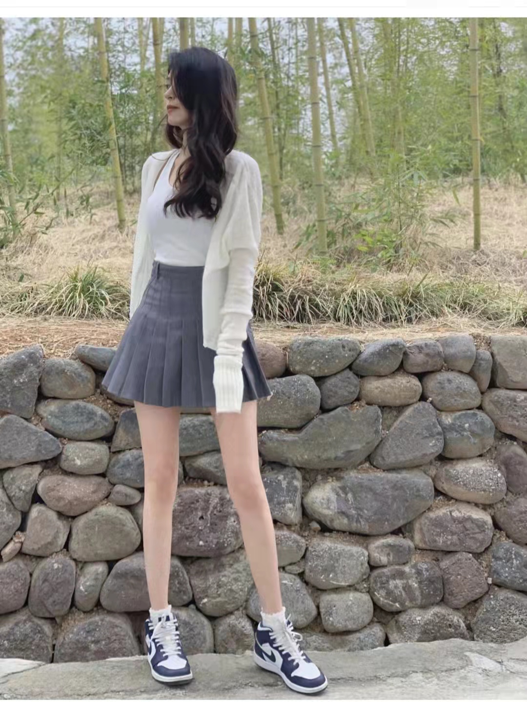 黑色卫衣和灰色百褶短裙搭配图片,灰色百褶裙搭配什么上衣好看