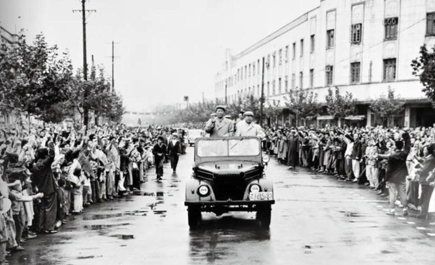 1958年毛主席参观安徽省博物馆,途中突然问解说员:这条鱼吃人吗