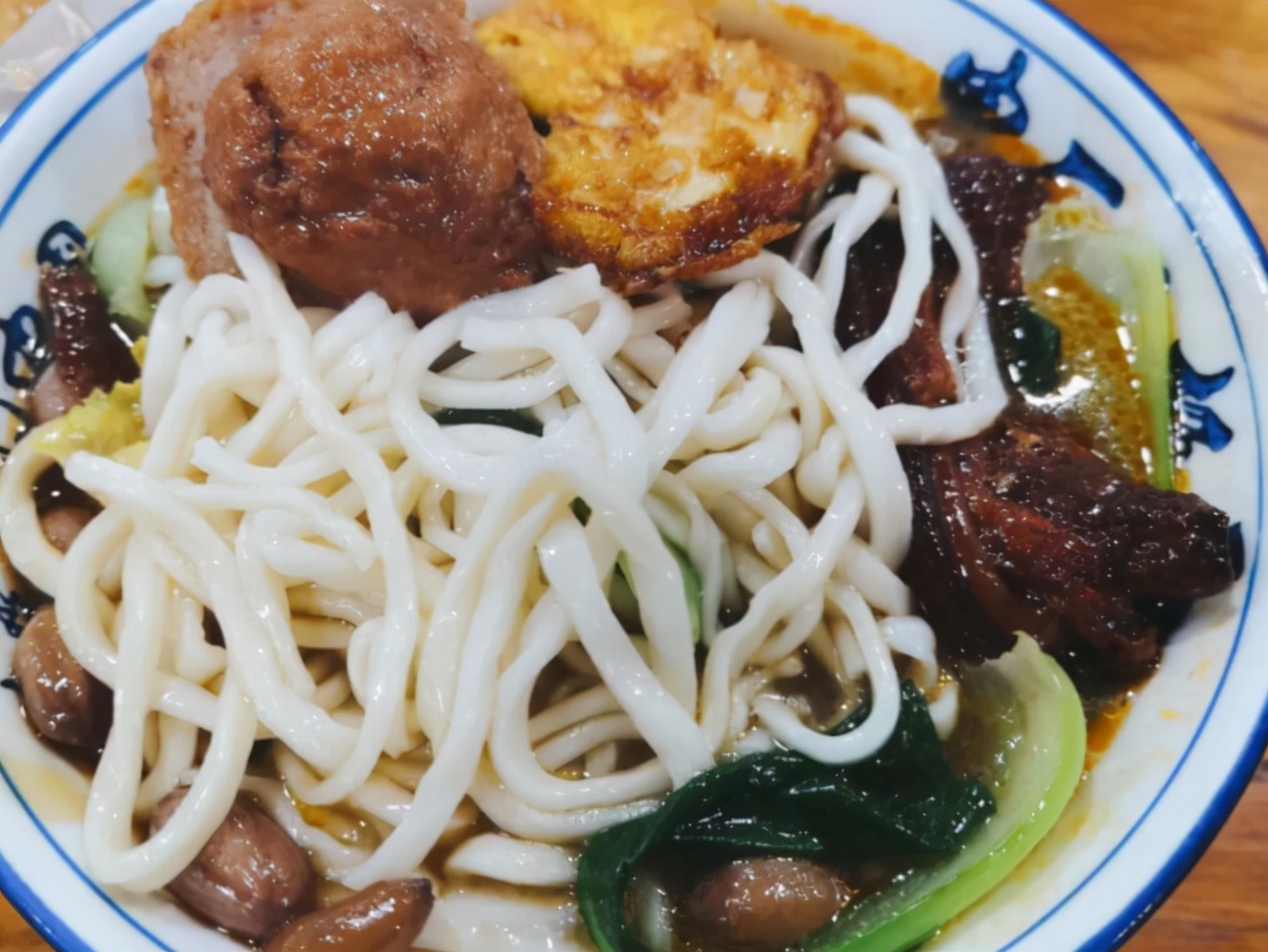 菏泽不起眼的小板面店，老板会单手开法拉利，分店开到了省会济南