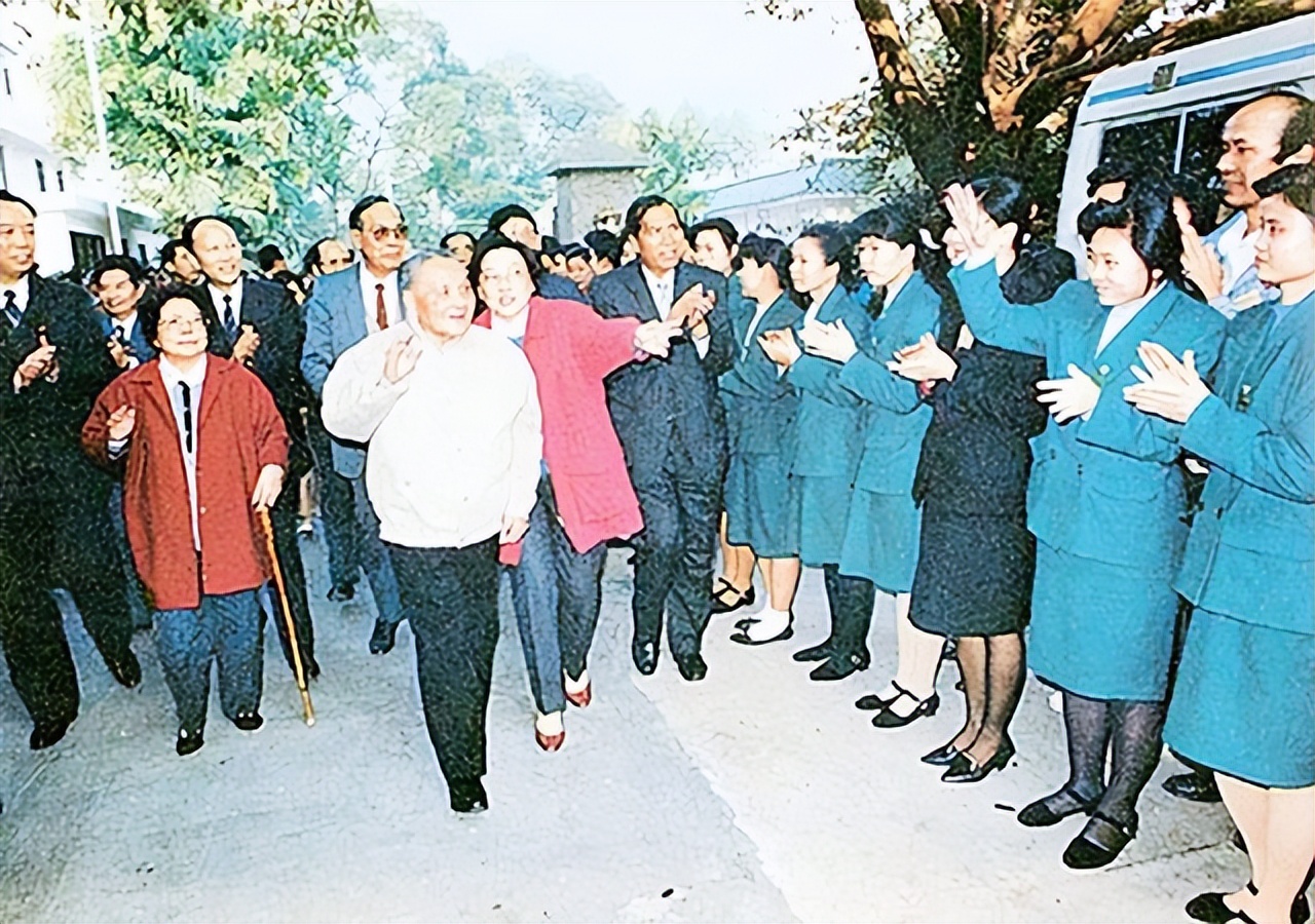 1994年春节，*小平邓**离开上海前对*菊黄**说：这是上海最后的机遇