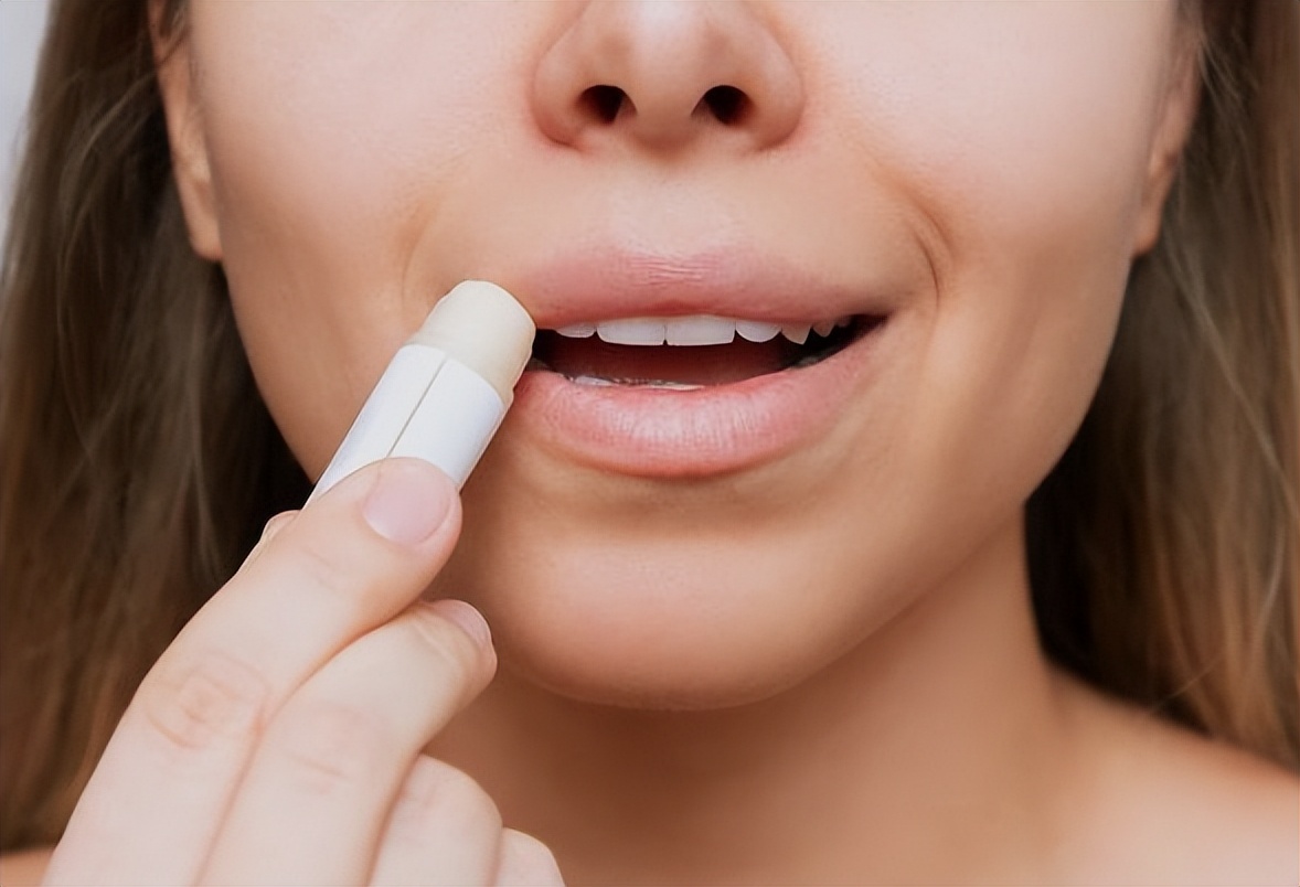 晚上睡觉嘴巴口干缺啥,晚上睡觉嘴巴总发干是真的缺水吗