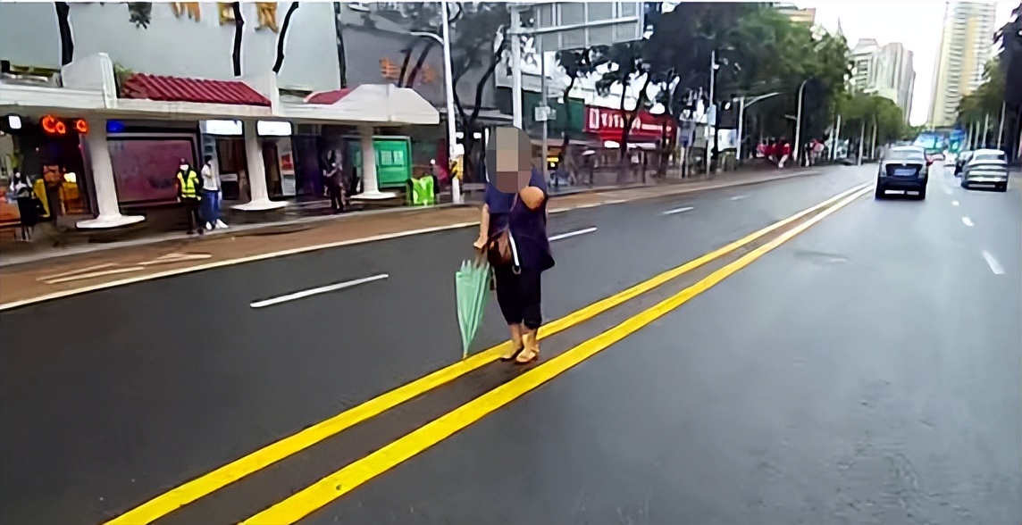 珠海男子晕倒急救,广东一男子户外中暑