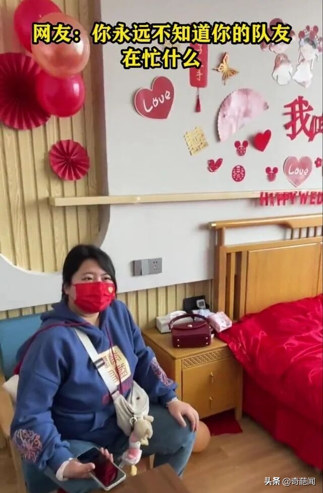 河南女子大婚之日玩游戏，让新郎在门外干等！网友：这是拿捏住了