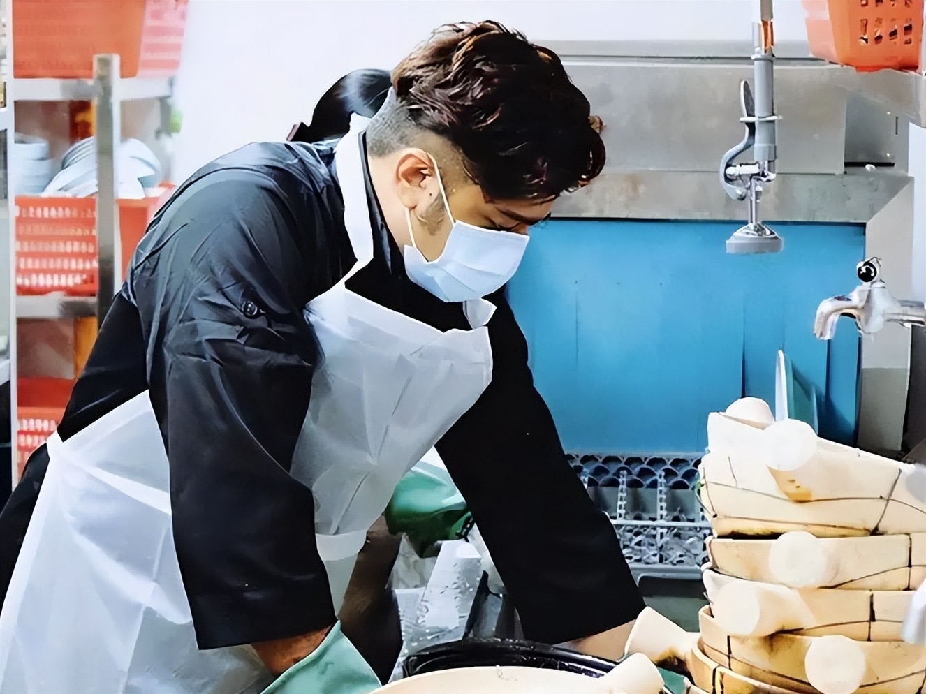 香港洗碗工真的能包吃住吗,香港的洗碗工月薪18000是真的吗