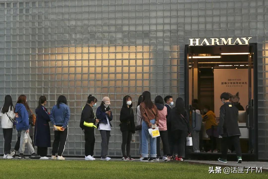 大牌化妆品小样“圈粉”年轻人：真假难辨维权难