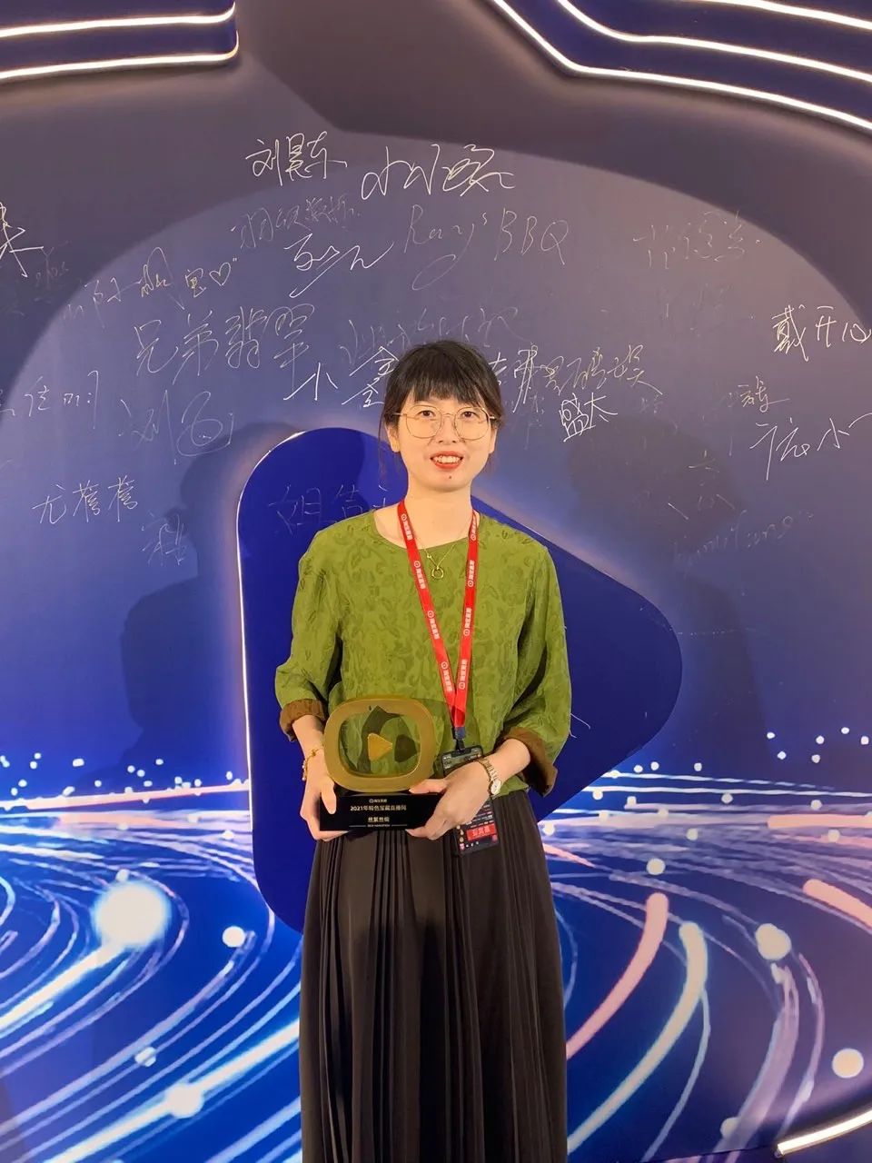 老板娘亲自上阵单兵作战,老板娘上阵直播卖货