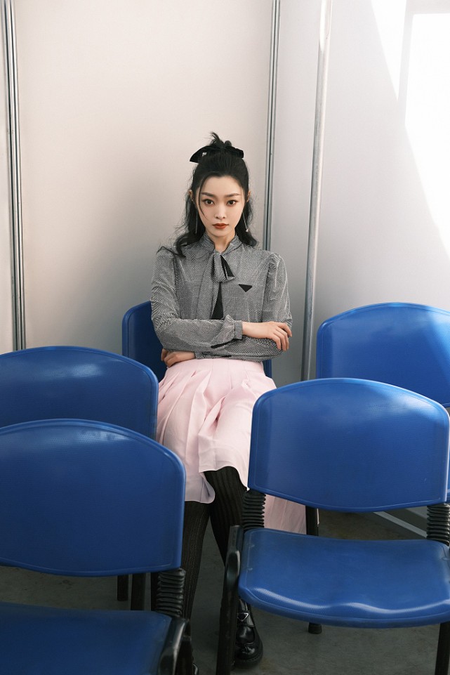 宋轶的素色礼服穿搭气质出众,宋轶穿冬天半身百褶裙