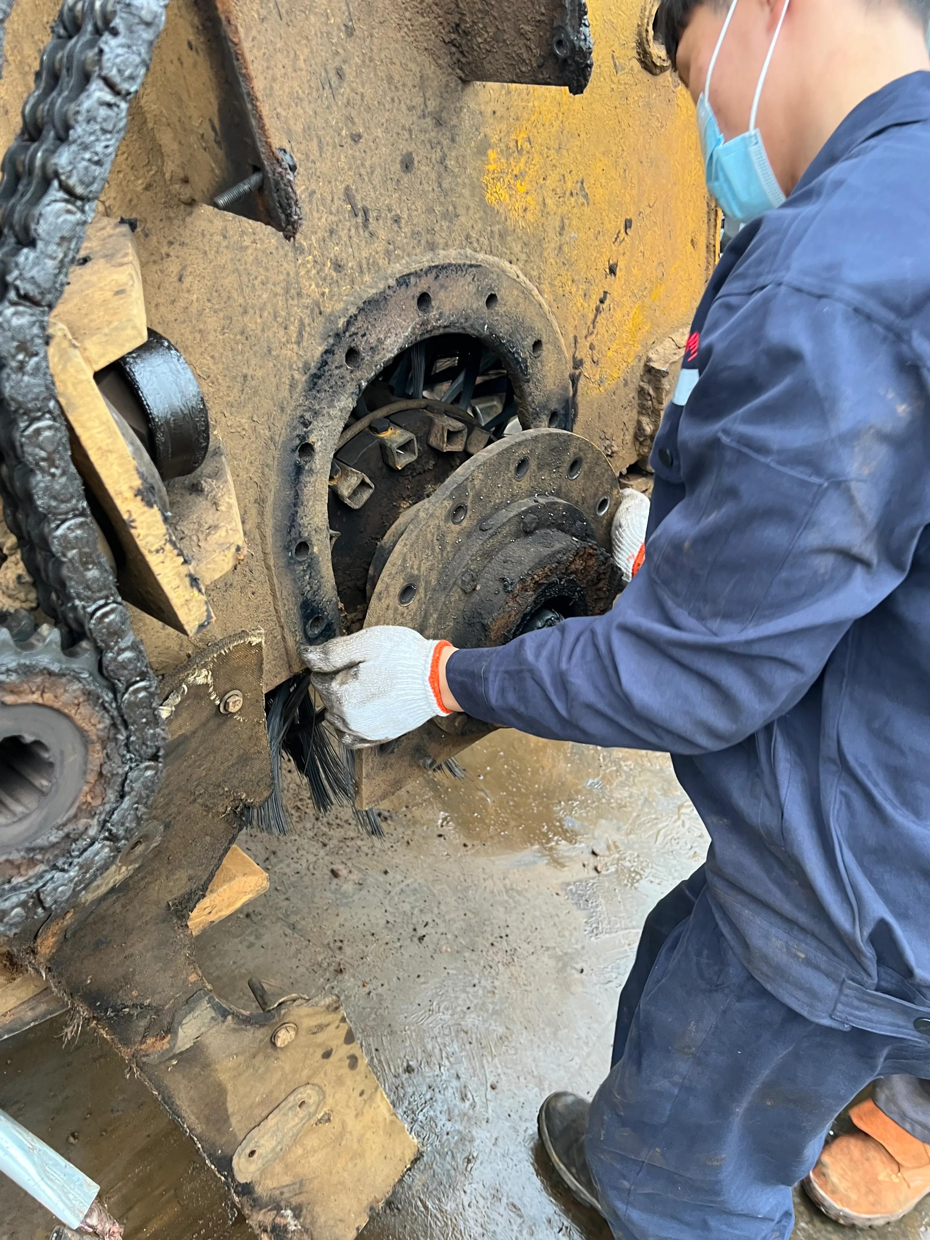 打卡52∶清扫车更换斗口板及滚刷