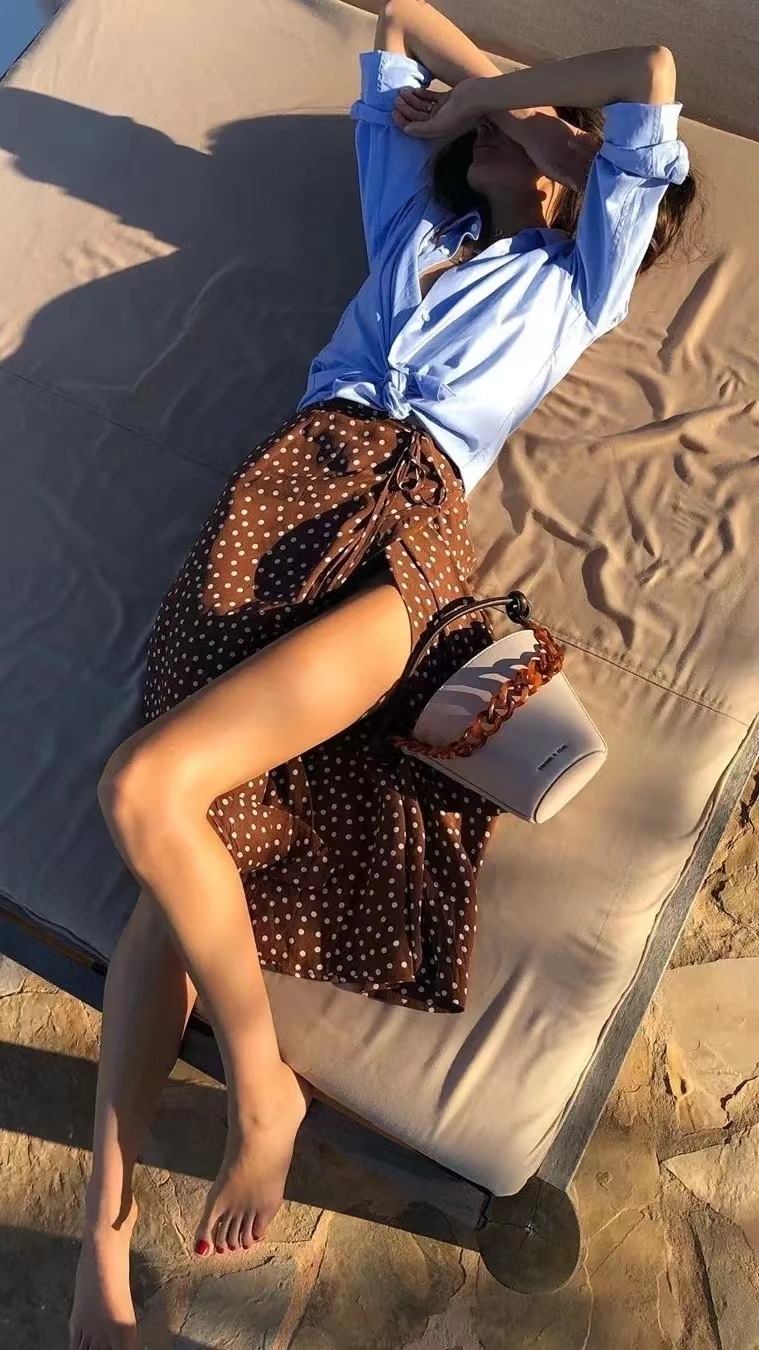 蓝色衬衫怎样搭配出时尚的感觉,藏蓝色衬衫穿搭什么风格