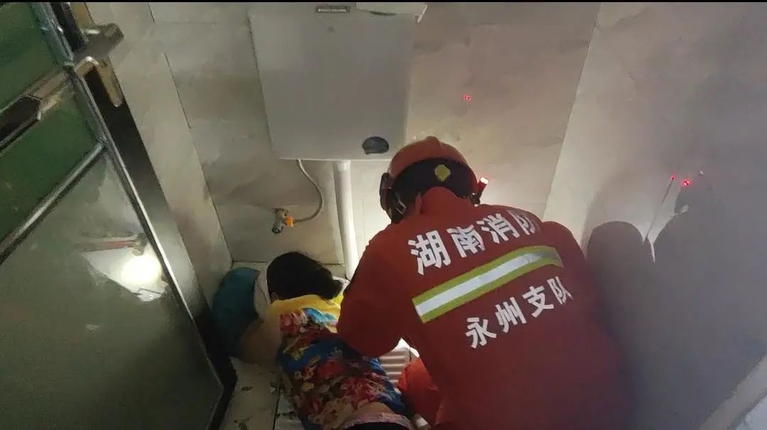 厕所里虫子咬到很痒,野外上厕所被咬