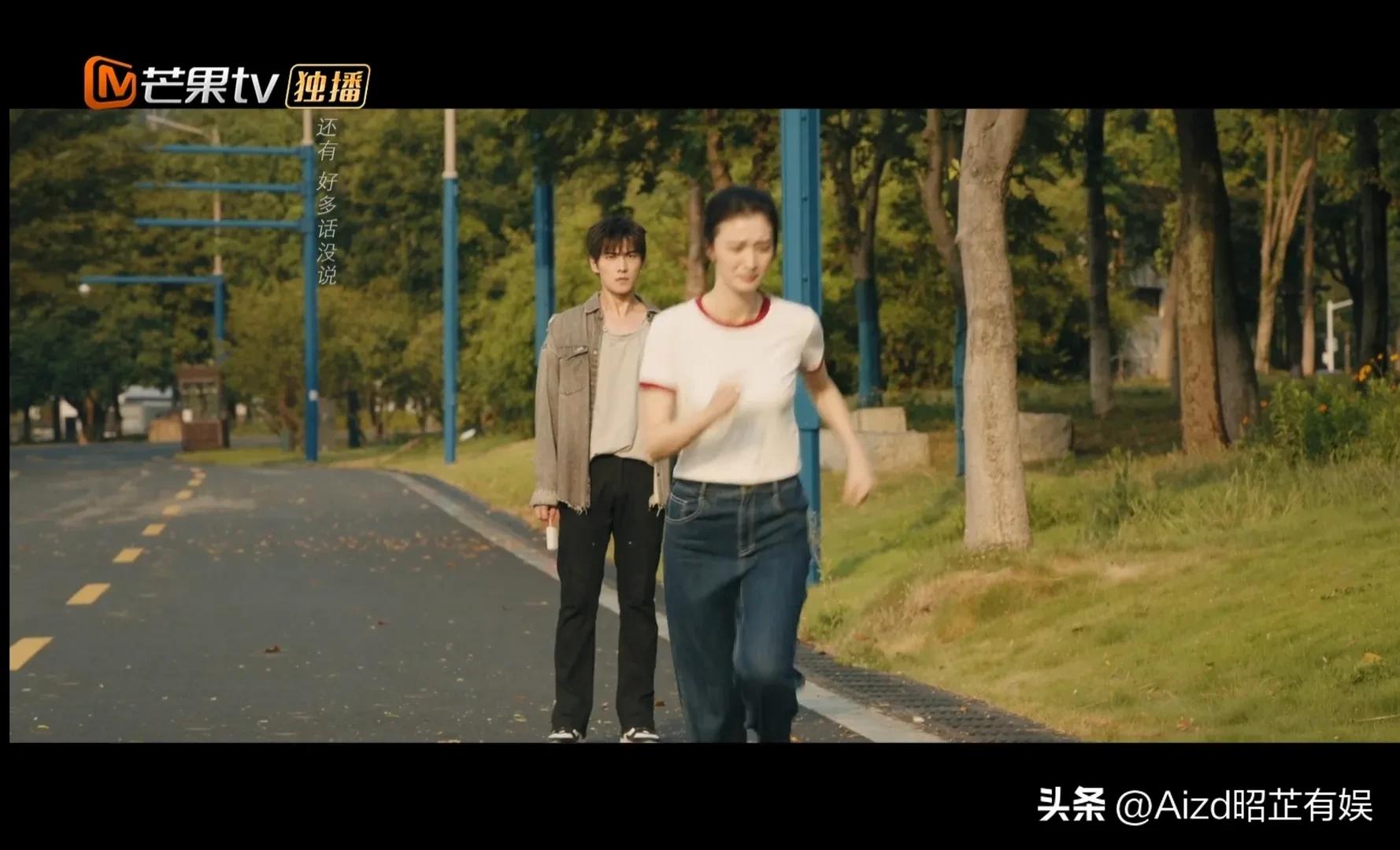 老妈教女儿要有教养,母亲教育闺女