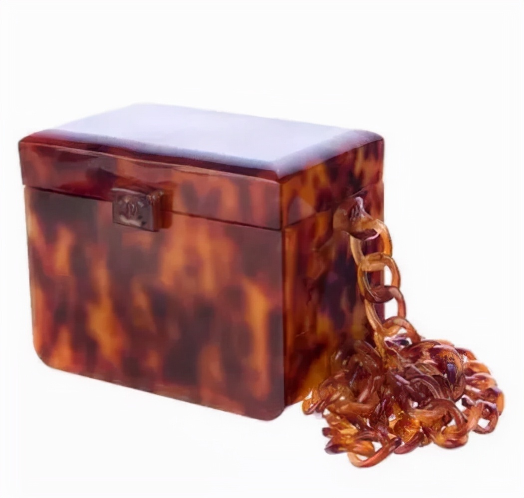 看完了Chanel富贵儿玳瑁，我默默放下了手中的皮质金链...