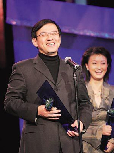 朱迅一家三口照顾瘫痪公公,朱迅和丈夫吃饭