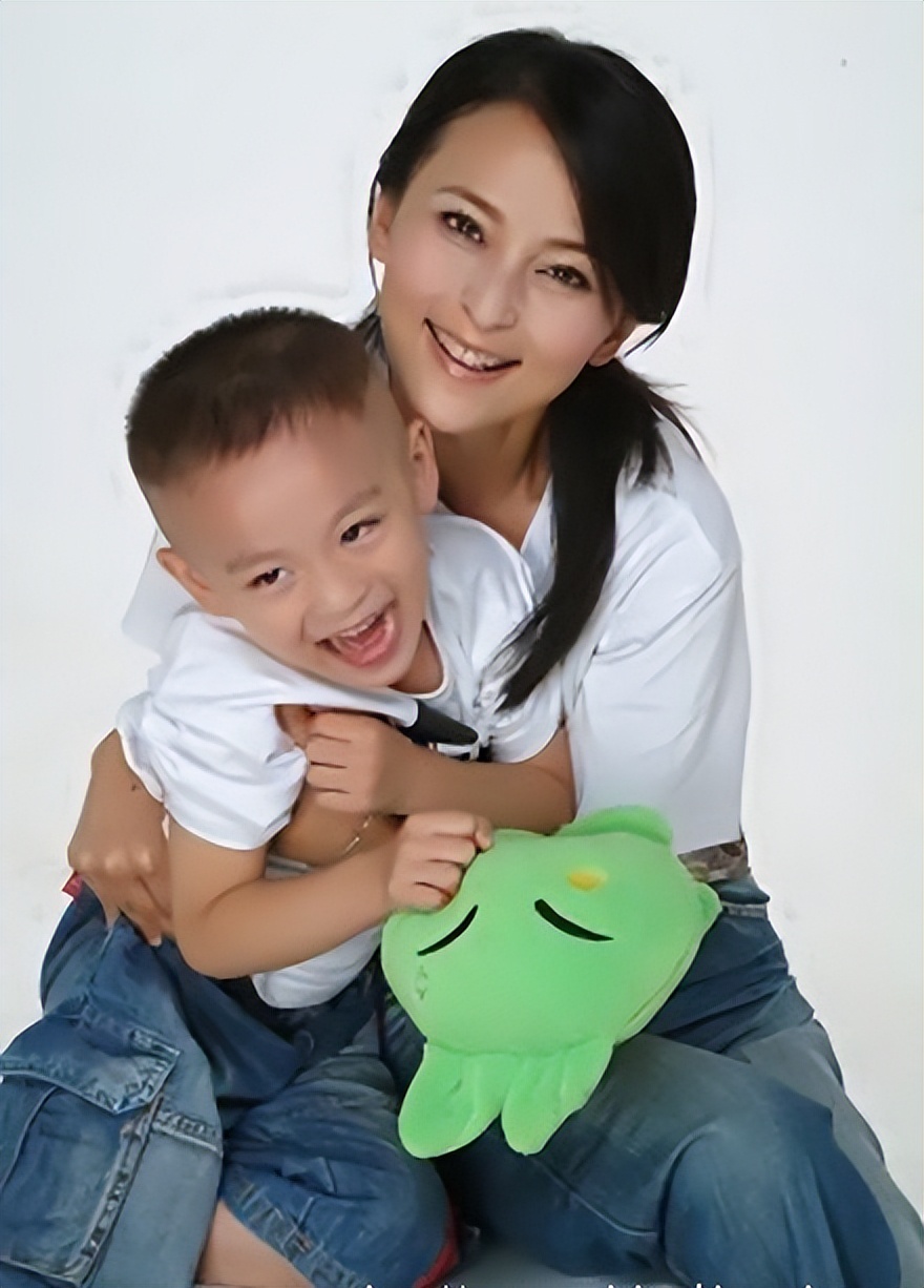 黄志忠和何音离婚后悔吗,黄志忠与何音走进了婚姻