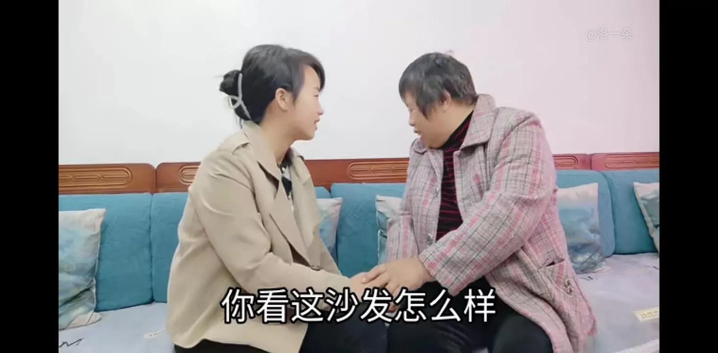 子奇妈首次到朵家，也没见到朵爸妈，朵送包包和衣服，奇妈高兴…