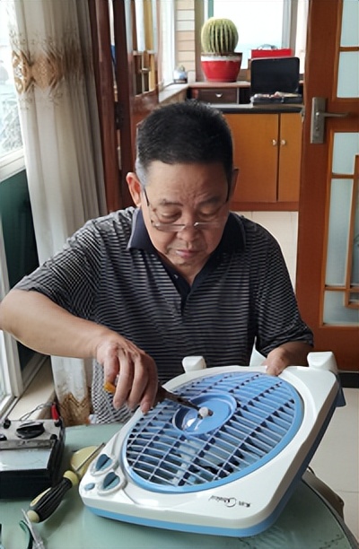 天有一双手——记军休干部吴建德义务为民服务11年