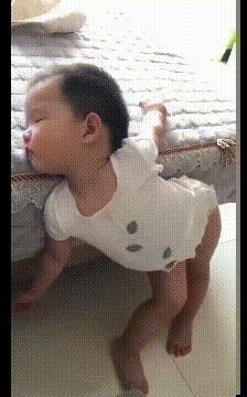 老师上课忘记关投影仪了,女老师上课期间忘记关投影仪