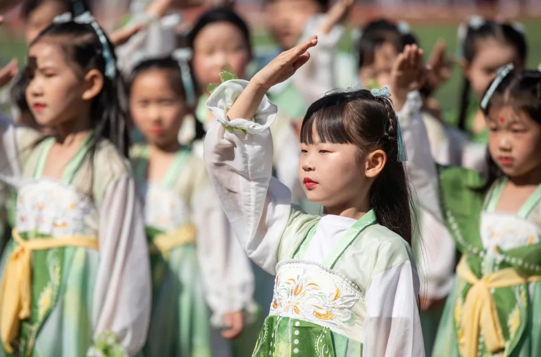 穿汉服的六年级学生舞蹈,穿汉服的舞蹈小学生