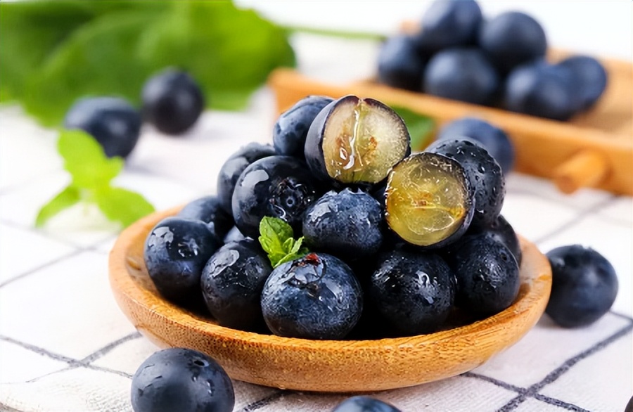 皮肤干燥吃什么补水最快最有效,皮肤干燥喝水补水敷面膜管用吗