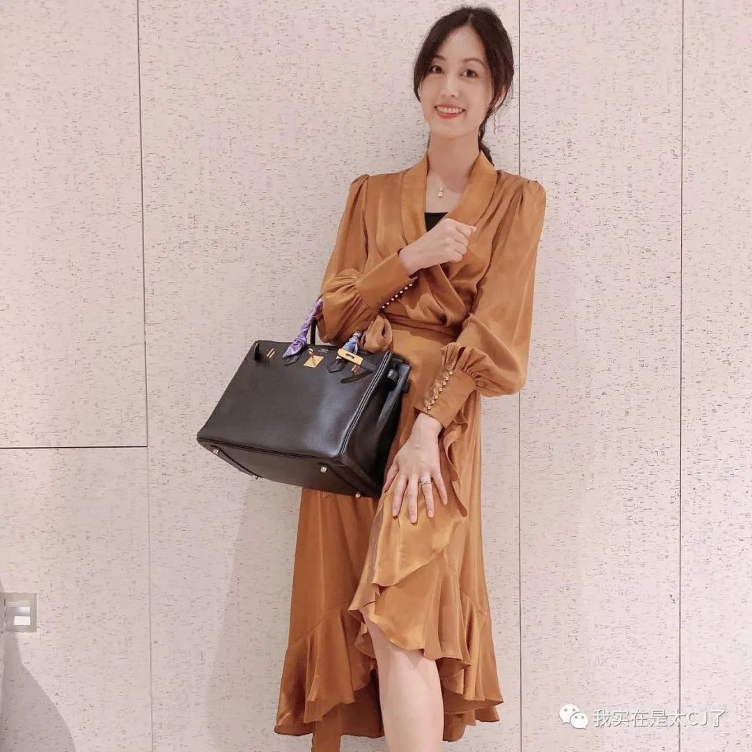 真富婆假富婆对比,台湾富婆王思佳晒香奈儿包遭吐槽