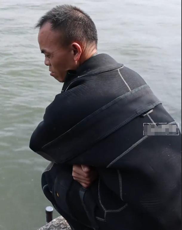 捞一部手机要1500，1天轻松赚1万，西湖打捞师引发争议