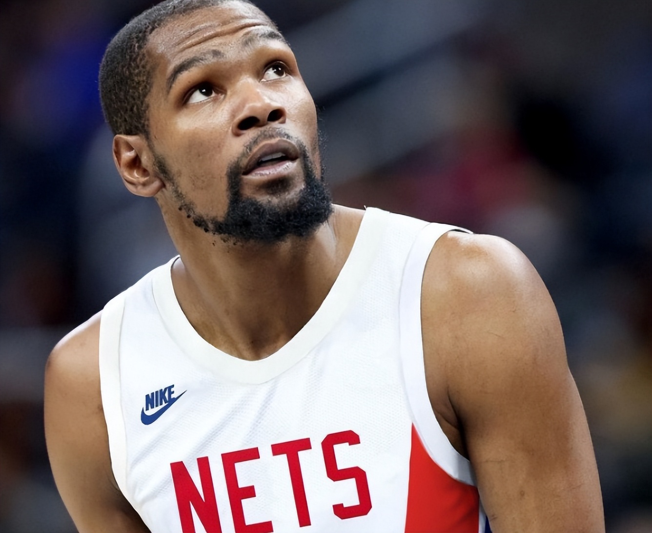 欧文更推追忆母亲!美媒晒过去25年球队市值增长,各队球衣照流出