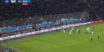 巴黎vs马赛比赛球迷冲入找梅西,法甲大巴黎大胜马赛梅西击中门柱