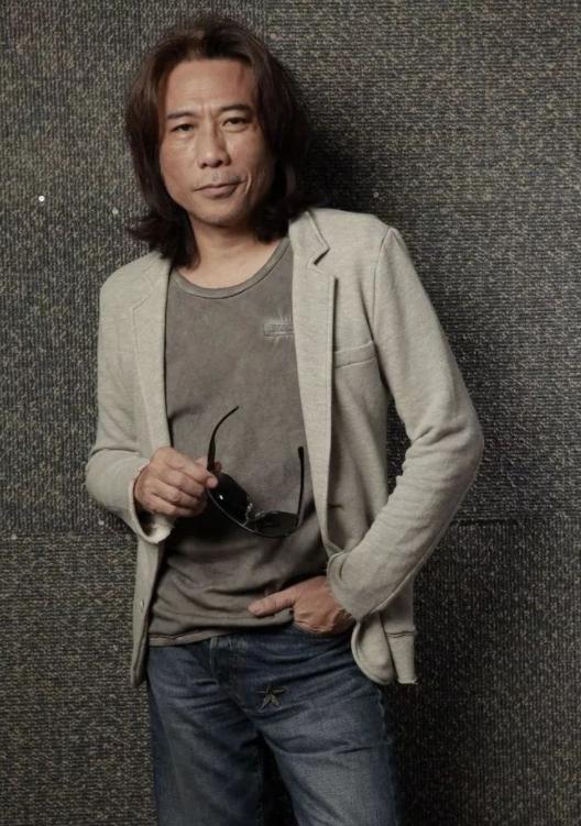 70岁香港摇滚教父夏韶声：情史胜过谢贤，与33岁女友只恋爱不结婚