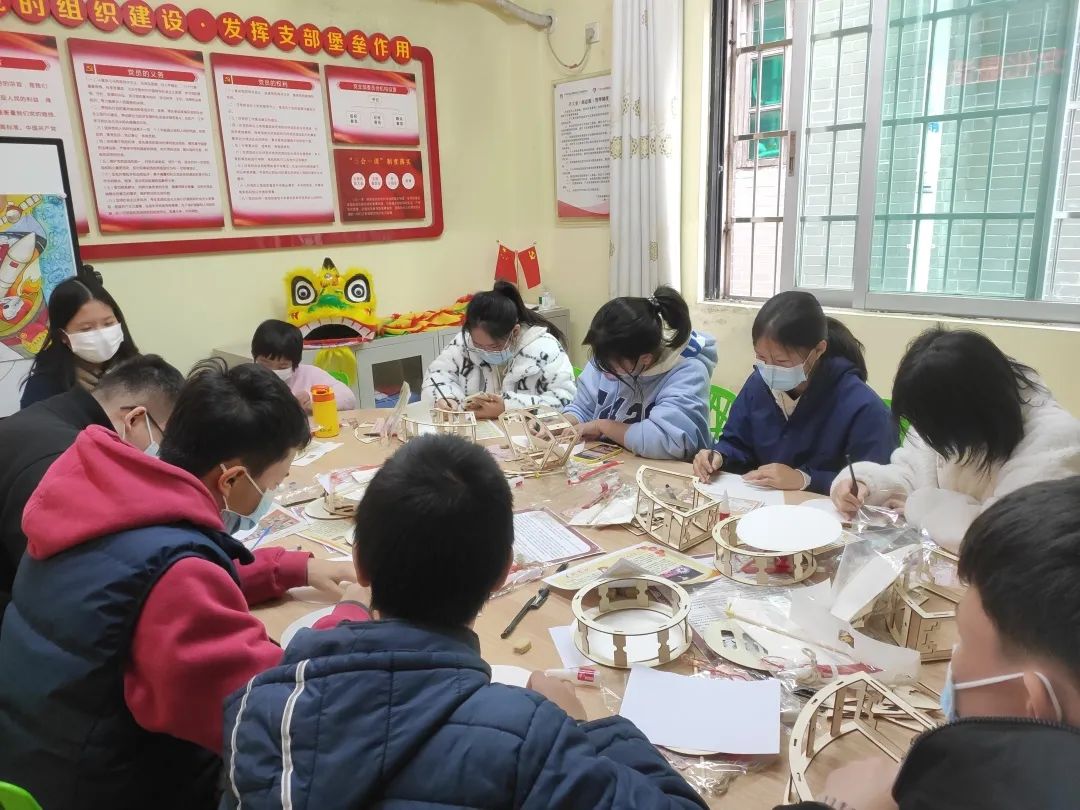 手提花灯探南源，共迎新春乐开颜